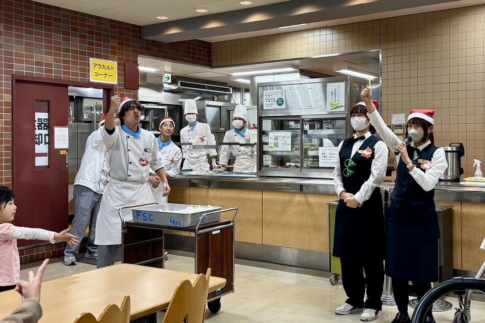 女子栄養大学子ども食堂 クイズをする学生