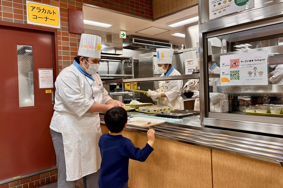 女子栄養大学子ども食堂 お盆を持って準備