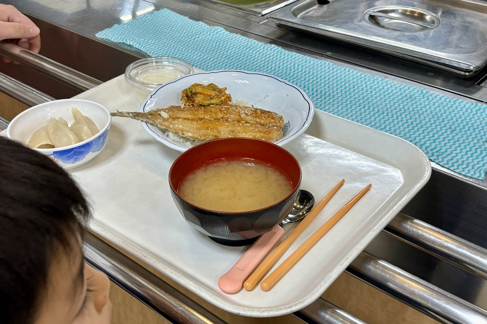 女子栄養大学子ども食堂 お盆の上のおかず