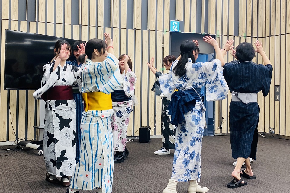 大正大学  鴨台盆踊り実行委員会 踊る様子