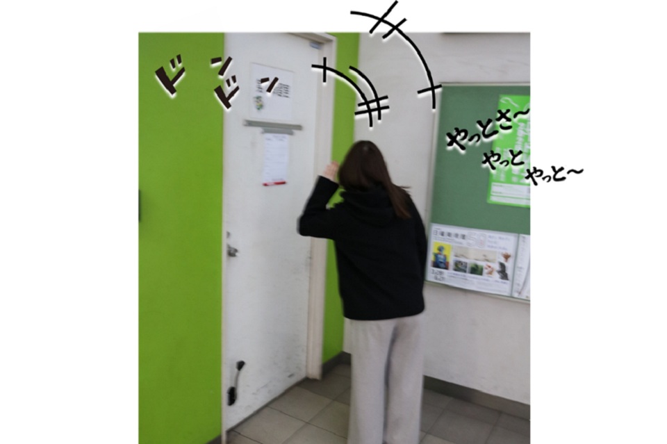 阿波踊り練習場のドア前