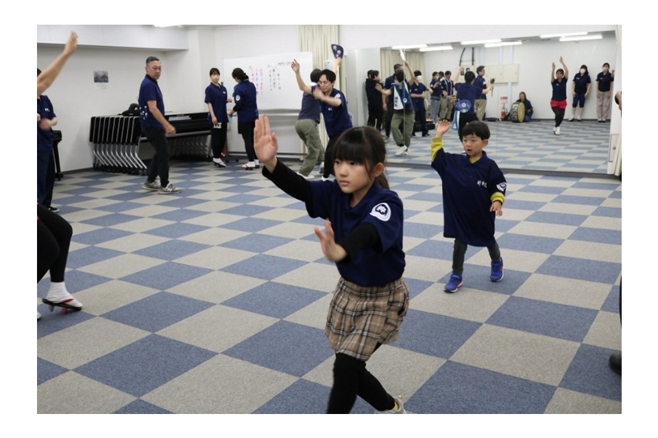 阿波踊りを踊る子ども