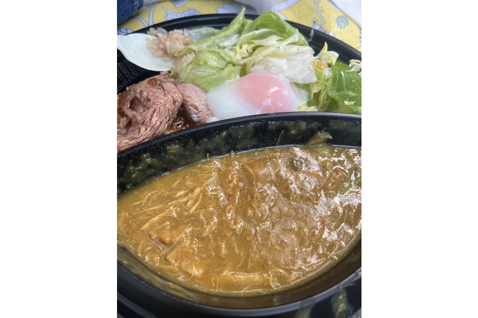 ローストビーフとチキンカレー弁当