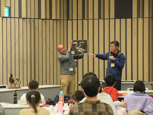 剥製を使って講義をしている様子