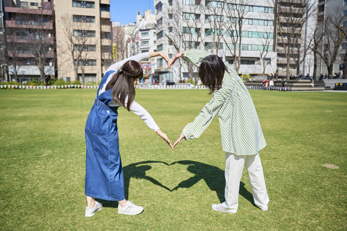 南池袋公園_ハート_女性2人